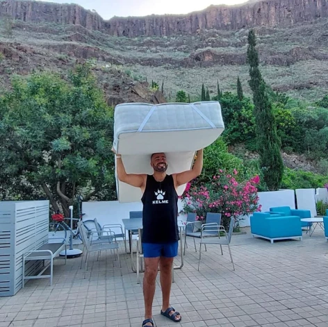 Roberto pērn rudenī, labiekārtojot savu bungalo Kanāriju salās.