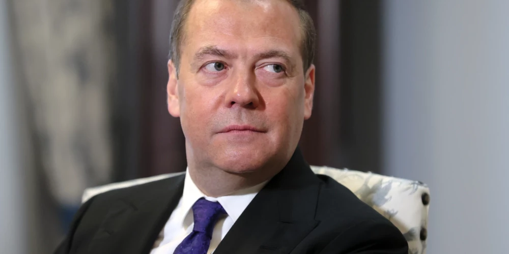 “Uzmanīgi skatieties debesīs!”: Medvedevs draud Hāgai ar hiperskaņas raķetēm