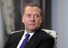 “Uzmanīgi skatieties debesīs!”: Medvedevs draud Hāgai ar hiperskaņas raķetēm