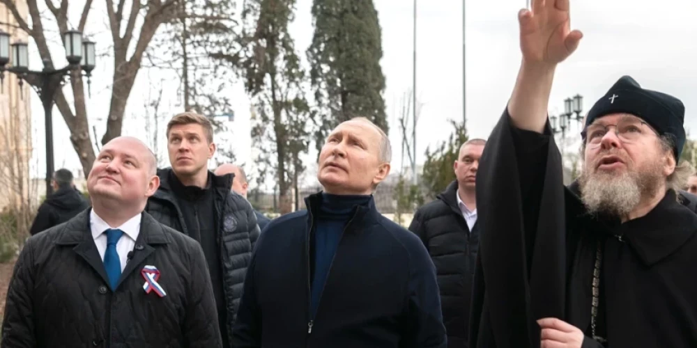 Putina vizīte Mariupolē: kas patiesībā slēpjas aiz "izrādes" Krievijas sagrautajā pilsētā?
