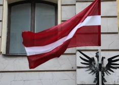 Liepājā policija aizturējusi vīrieti par Latvijas karoga kāta nolaušanu