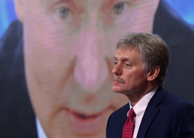 "Все тщательно фиксируем. Президент продолжает работать": Песков высказался об ордере на арест Путина