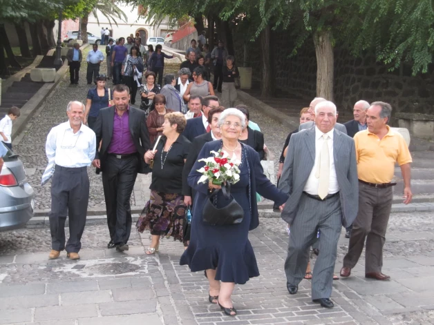 Pirms 13 gadiem Roberto mamma un tētis ar vērienu nosvinēja savas zelta kāzas, kurām līdzi dzīvoja ne tikai pieci kopā izaudzinātie bērni un mazbērni, bet viss Ardaras ciems. Nu, pēc pieciem gadiem, Bindžeda sekojusi savam Augustīno aizsaulē, kur kopā būt mūžīgi.