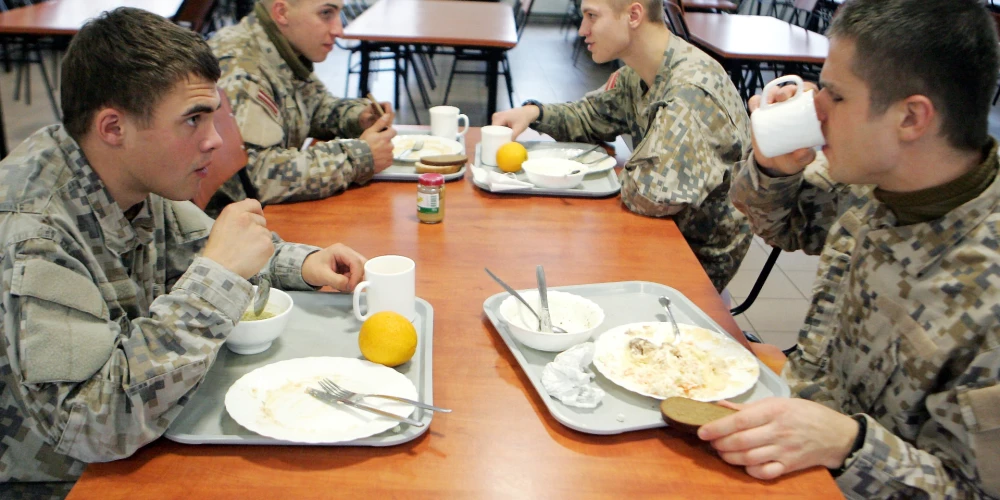 Солдаты национальных вооруженных сил обедают в столовой