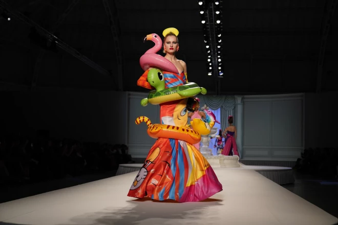"Moschino" sieviešu 2023. gada pavasara vasaras kolekciju, kas tika prezentēta Milānā, Itālijā, 2022. gada 22. septembrī.
