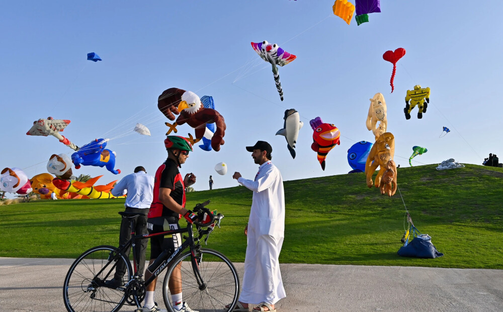 FOTO: kā sirreālā sapnī Katarā aizvadīts lidojošo gaisa pūķu festivāls
