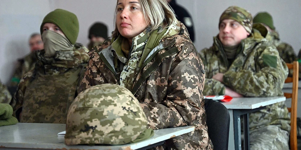 Ukrainas militārie mediķi piedalās apmācību kursā, ko vada Rietumu instruktori Harkivas apgabalā 2023. gada 21. februārī.