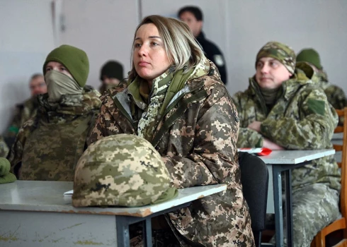 Ukrainas militārie mediķi piedalās apmācību kursā, ko vada Rietumu instruktori Harkivas apgabalā 2023. gada 21. februārī.