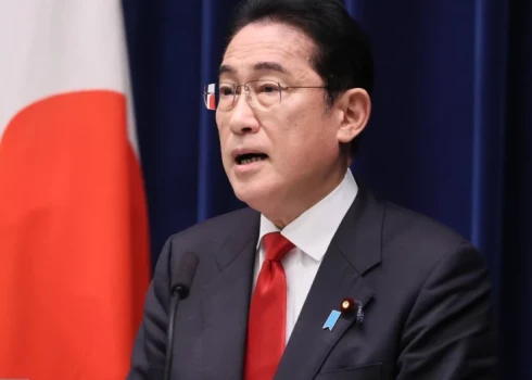 Внезапный визит: премьер Японии прибыл в Украину