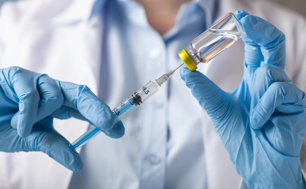 Pasaules vadošie vakcīnu ražotāji jau gatavo jaunu vakcīnu. Katram gadījumam