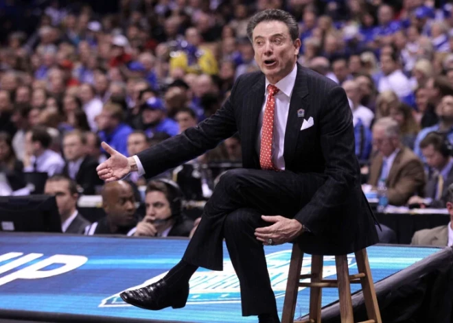 Slavenais basketbola treneris Pitino turpinās darbu NCAA