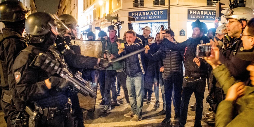 Francijas policija aizturējusi 142 cilvēkus protestos pret pensiju reformu