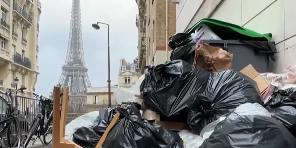 В Париже мусорщиков заставили работать, но они все равно планируют бастовать