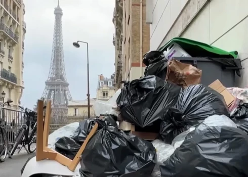 В Париже мусорщиков заставили работать, но они все равно планируют бастовать
