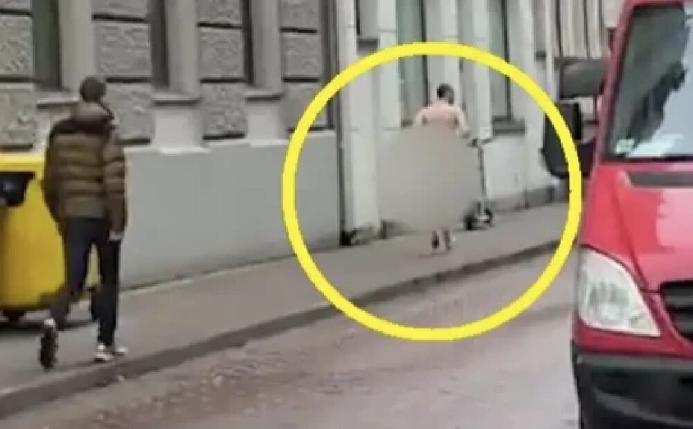 VIDEO: Rīgas centrā manīts pilnīgi kails vīrietis, kurš skrējis pakaļ kādai sievietei