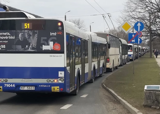 Deglava ielā pamatīgs sabiedriskā transporta "korķis"