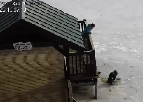 VIDEO: bērnu pārdrošās rotaļas pie Ulbrokas ezera beidzas ar ielūšanu ledū