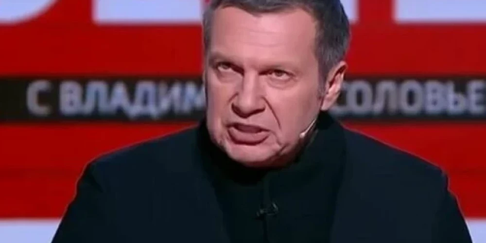 Propagandista Vladimira Solovjova sarunu šovā cilvēki zaudē samaņu
