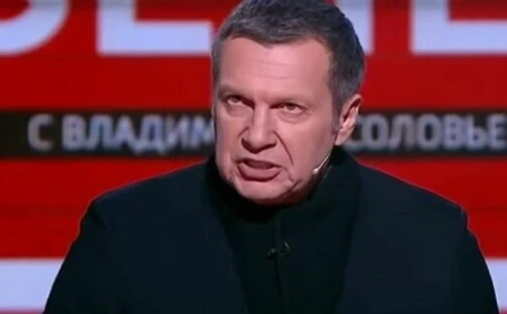 Propagandista Vladimira Solovjova sarunu šovā cilvēki zaudē samaņu
