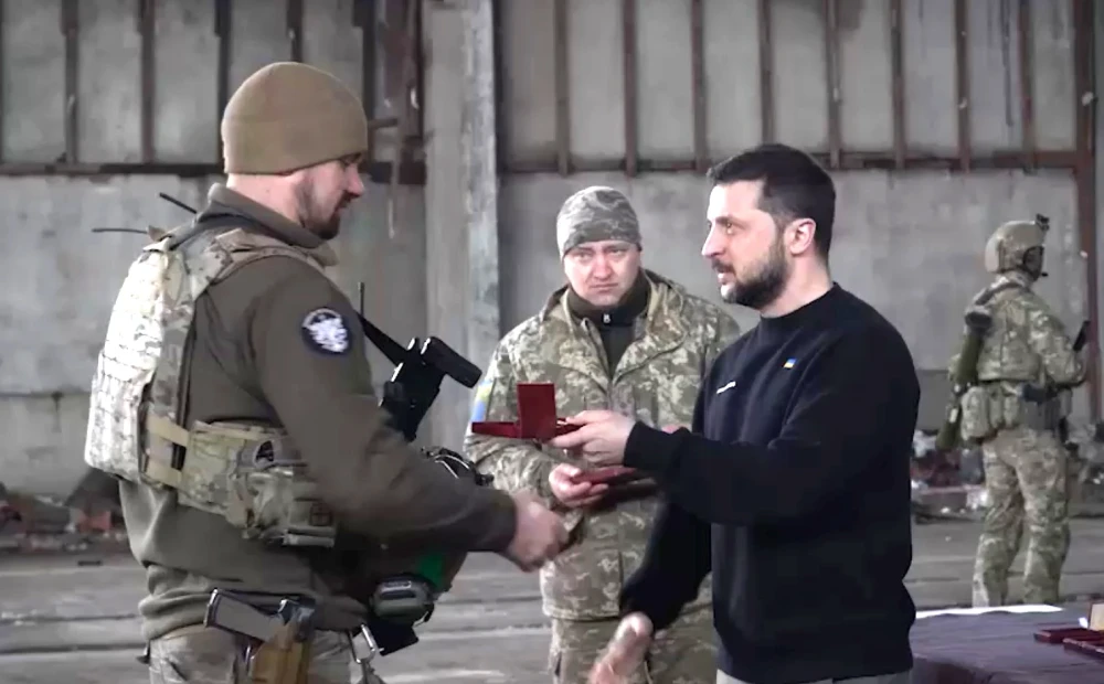 Unexpected Arrival: Zelensky makes a surprise visit to Bakhmut on video