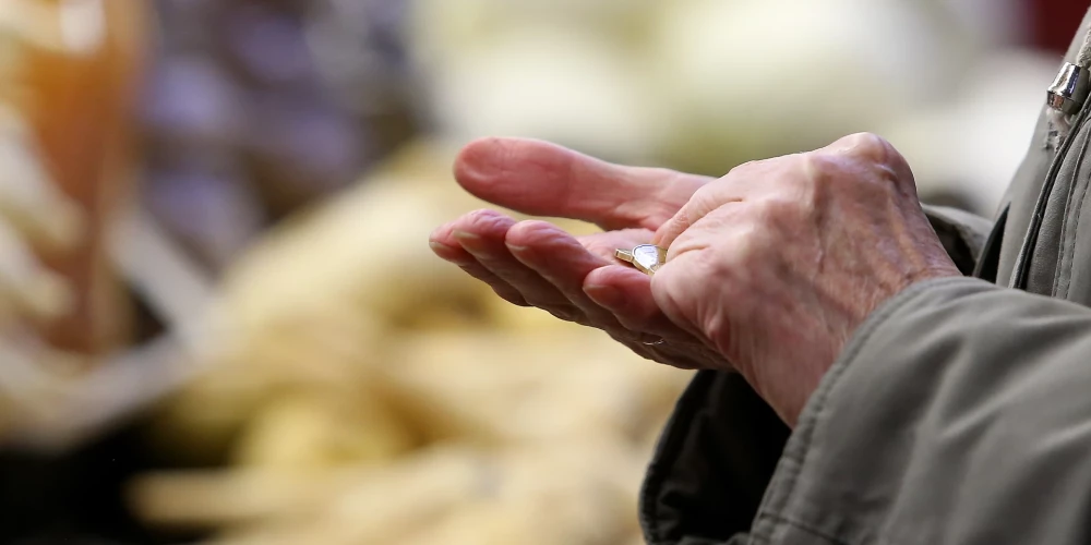 В 2022 году 58% жителей Латвии не могли позволить себе хотя бы один из 13 предметов первой необходимости.