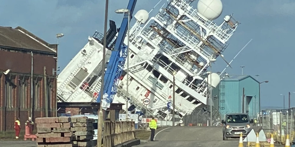 Baiss incidents Edinburgas dokā: bīstami sasveroties kuģim, smagas traumas guvuši vairāki cilvēki
