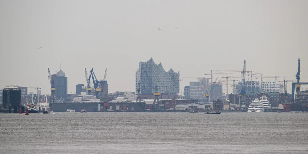 Streika dēļ Vācijas lielākā kravu osta Hamburgā slēgta lielo kuģu satiksmei