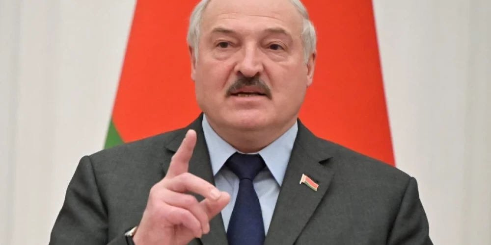 Lukašenko biedē ar "nacisma mēri", kas klauvē pie Baltkrievijas durvīm