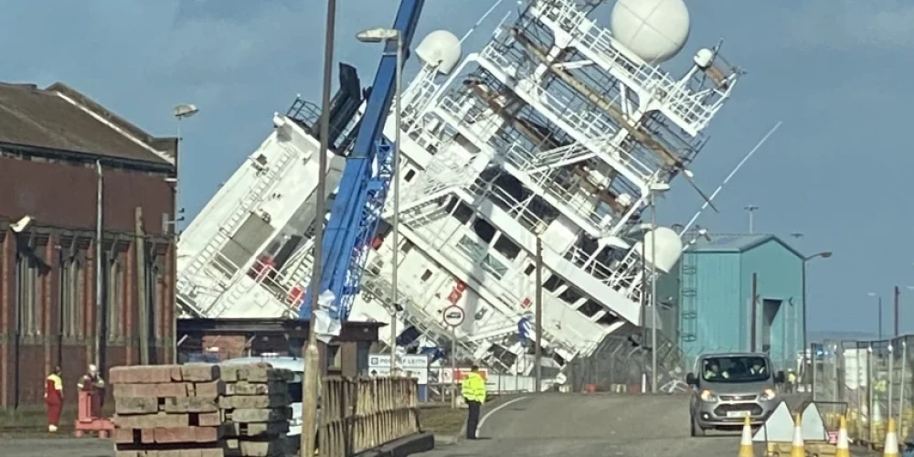  В порту Эдинбурга завалилось на бок крупное судно: есть пострадавшие