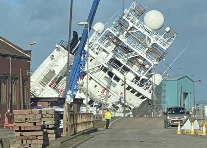 В порту Эдинбурга завалилось на бок крупное судно: есть пострадавшие