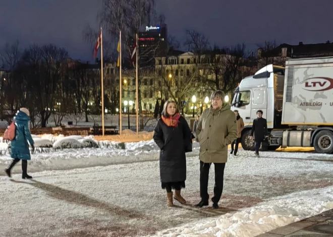 Jānis Lūsēns uz ceremoniju ierodas ar draudzeni, iekšā ieiet viens