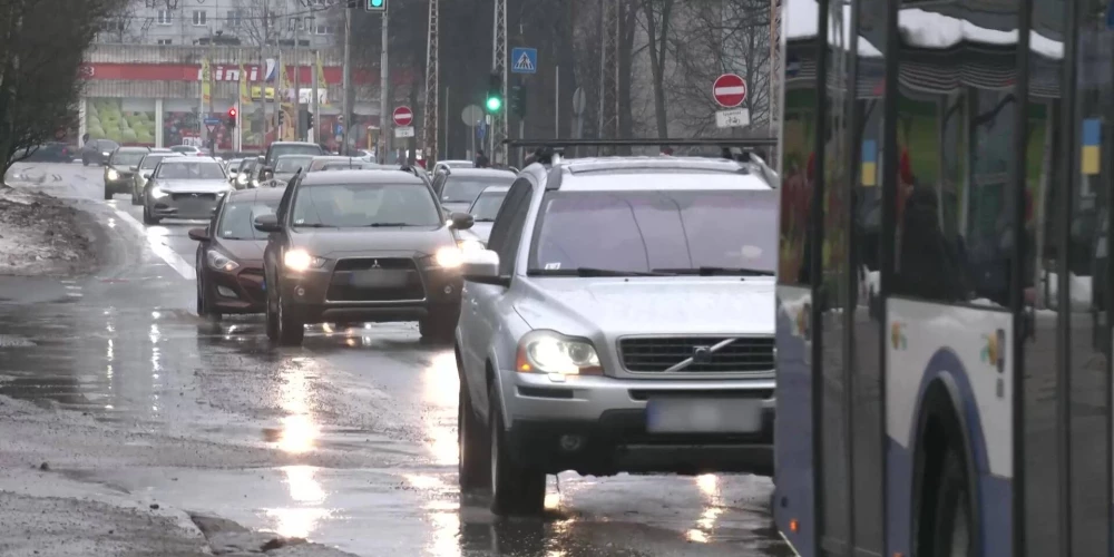На улице Вайдавас в Риге водители используют полосу для общественного транспорта. (Фото: скриншот видео TV3)