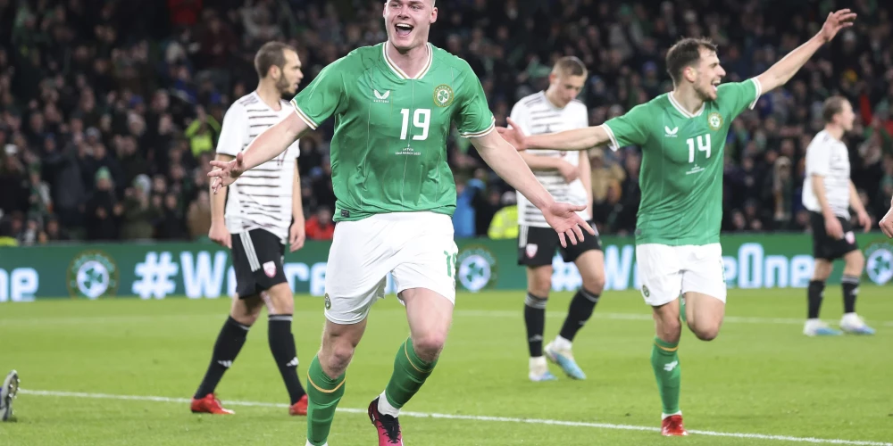 Vārtiem bagātā spēlē Latvijas futbola izlase piekāpjas Īrijai