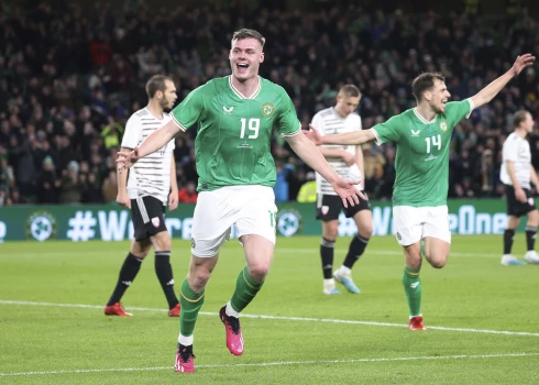 Vārtiem bagātā spēlē Latvijas futbola izlase piekāpjas Īrijai