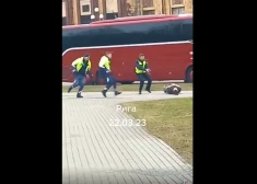 VIDEO: policija Rīgas centrā neitralizē vīrieti, kurš klīst apkārt ar nazi un atsakās to nomest
