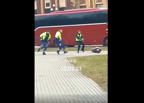 VIDEO: policija Rīgas centrā neitralizē vīrieti, kurš klīst apkārt ar nazi un atsakās to nomest