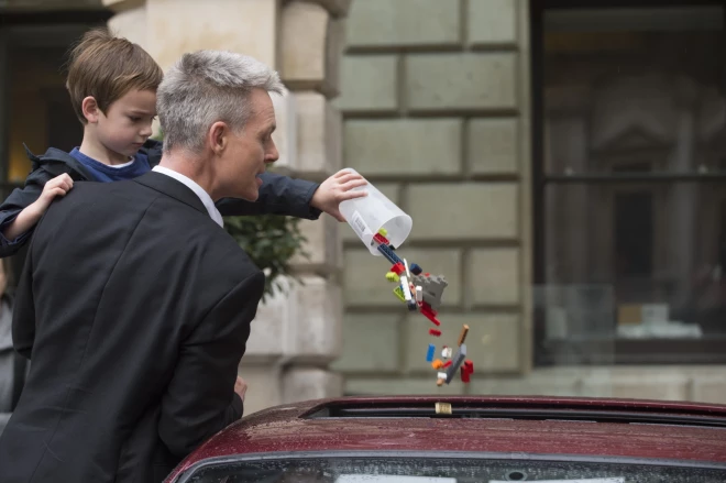 Mākslinieciskais vadītājs Tims Mārlovs un viņa dēls nodod "Lego" lietotā BMW 5. sērijas sedanā Aja Veiveja starptautiskajam mākslas projektam, kas notiek Karaliskās Mākslas akadēmijas pagalmā, 2015. gada 30. oktobris.