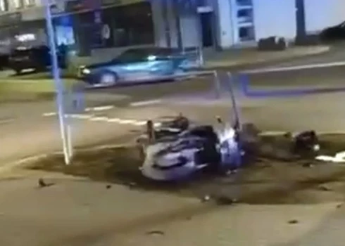 ВИДЕО: в Огре мотоцикл протаранил легковое авто