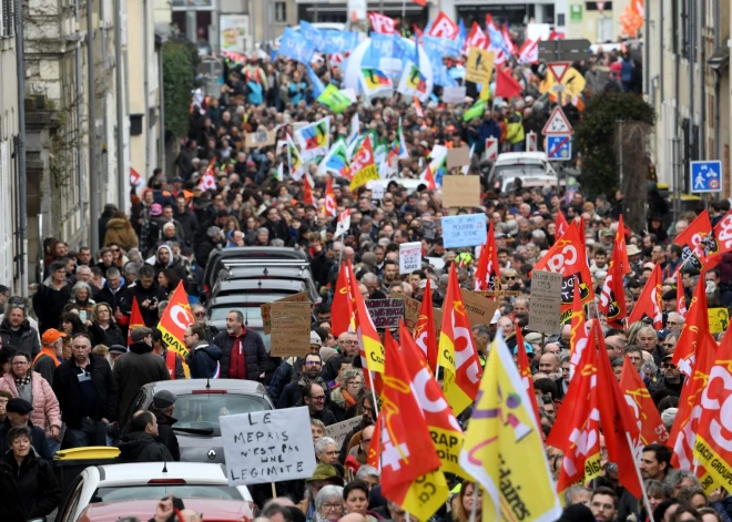 Francijā jaunas demonstrācijas un streiki pret pensiju reformu