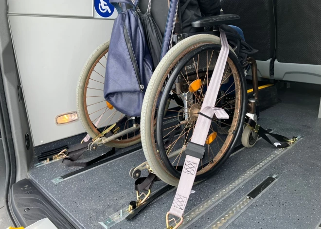 Saņemti pirmie personām ar kustību traucējumiem pielāgotie elektriskie autobusi