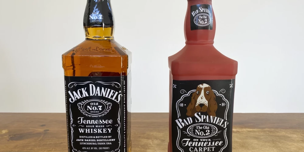 "Jack Daniel's" pret "Bad Spaniels" — viskija un suņu mantiņas ražotāju strīds nonāk ASV Augstākajā tiesā