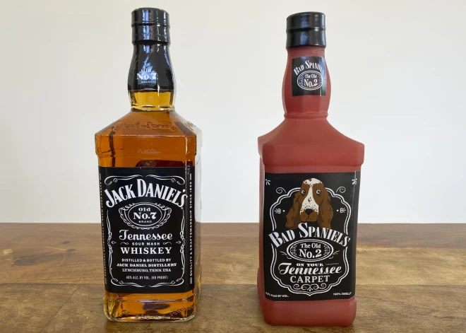 "Jack Daniel's" pret "Bad Spaniels" — viskija un suņu mantiņas ražotāju strīds nonāk ASV Augstākajā tiesā