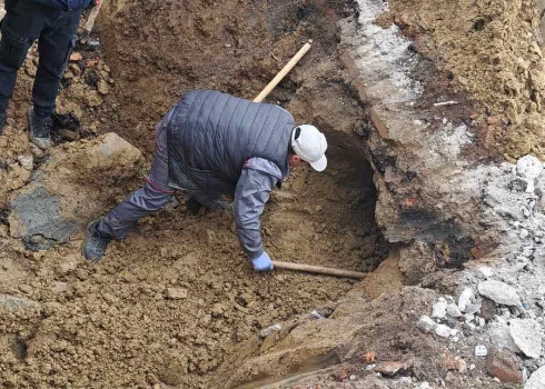 Policija Ziemeļmaķedonijā uzgājusi aptuveni 40 metru garu tuneli, ko izrakuši tuvējā cietumā dzīvojošie ieslodzītie. Foto: Maķedonijas Iekšlietu ministrija