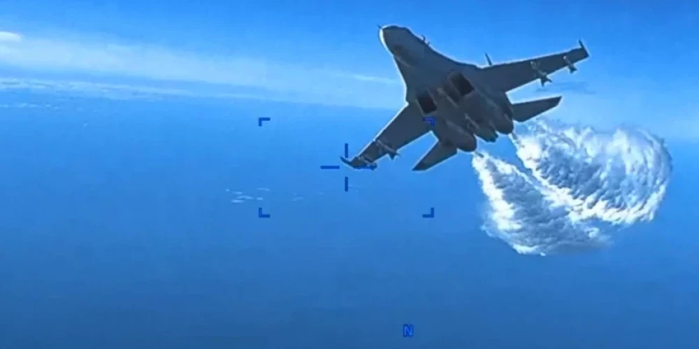 Скриншот видео, опубликованного ВВС США, на котором видно, как Су-27 атакует американский беспилотник. (Фото: AFP/Scanpix)