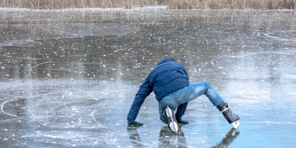 Выпившие фигуристы отправились проверить лед на реке в Питере на прочность и провалились