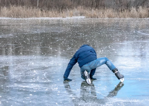 Выпившие фигуристы отправились проверить лед на реке в Питере на прочность и провалились