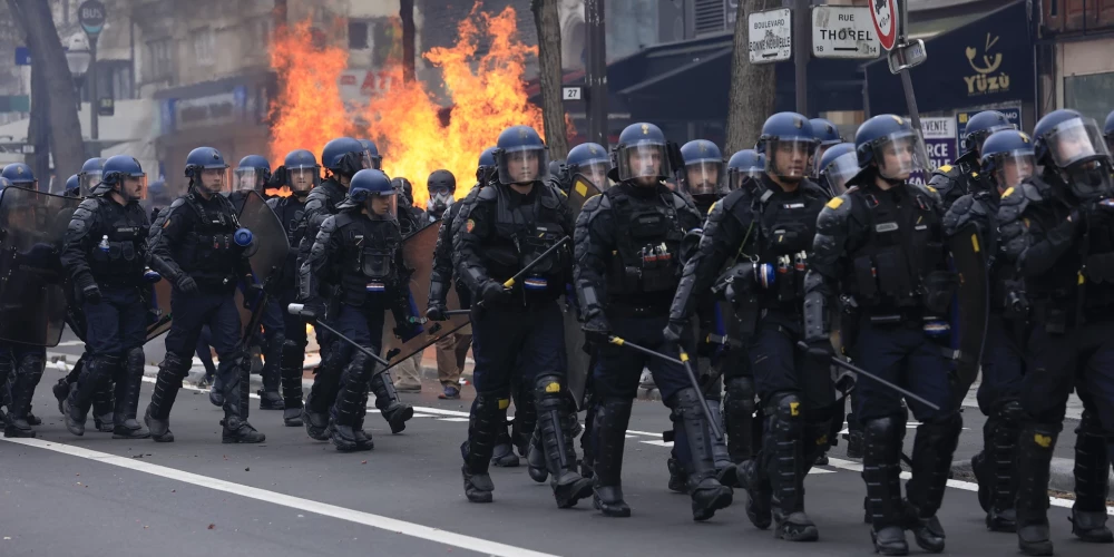 Parīzē notikušas protestētāju un policistu sadursmes