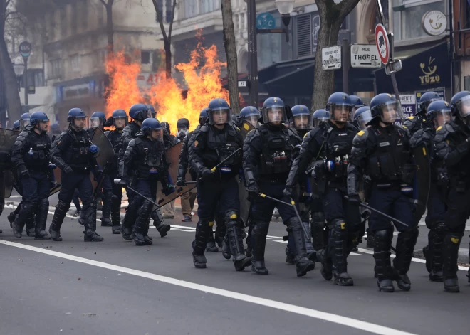 Parīzē notikušas protestētāju un policistu sadursmes