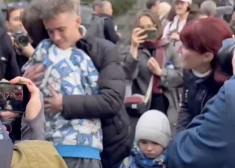 Sisti ar metāla nūju: Ukrainā atgriezušies 17 bērni, kurus piespiedu kārtā izveda uz Krieviju