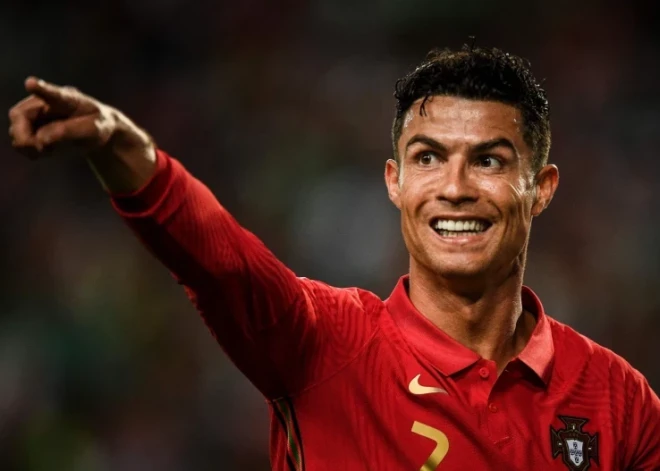 Ronaldu kļūs par izlašu spēlēm visu laiku bagātāko futbolistu